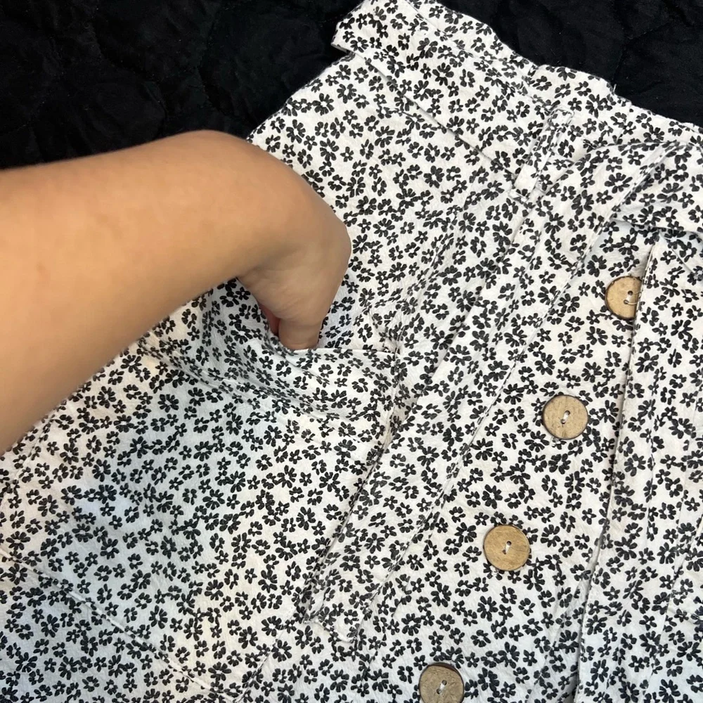 White & Black Floral A-Line Skirt – Size M | Casual Style - Picture 6 of 10
